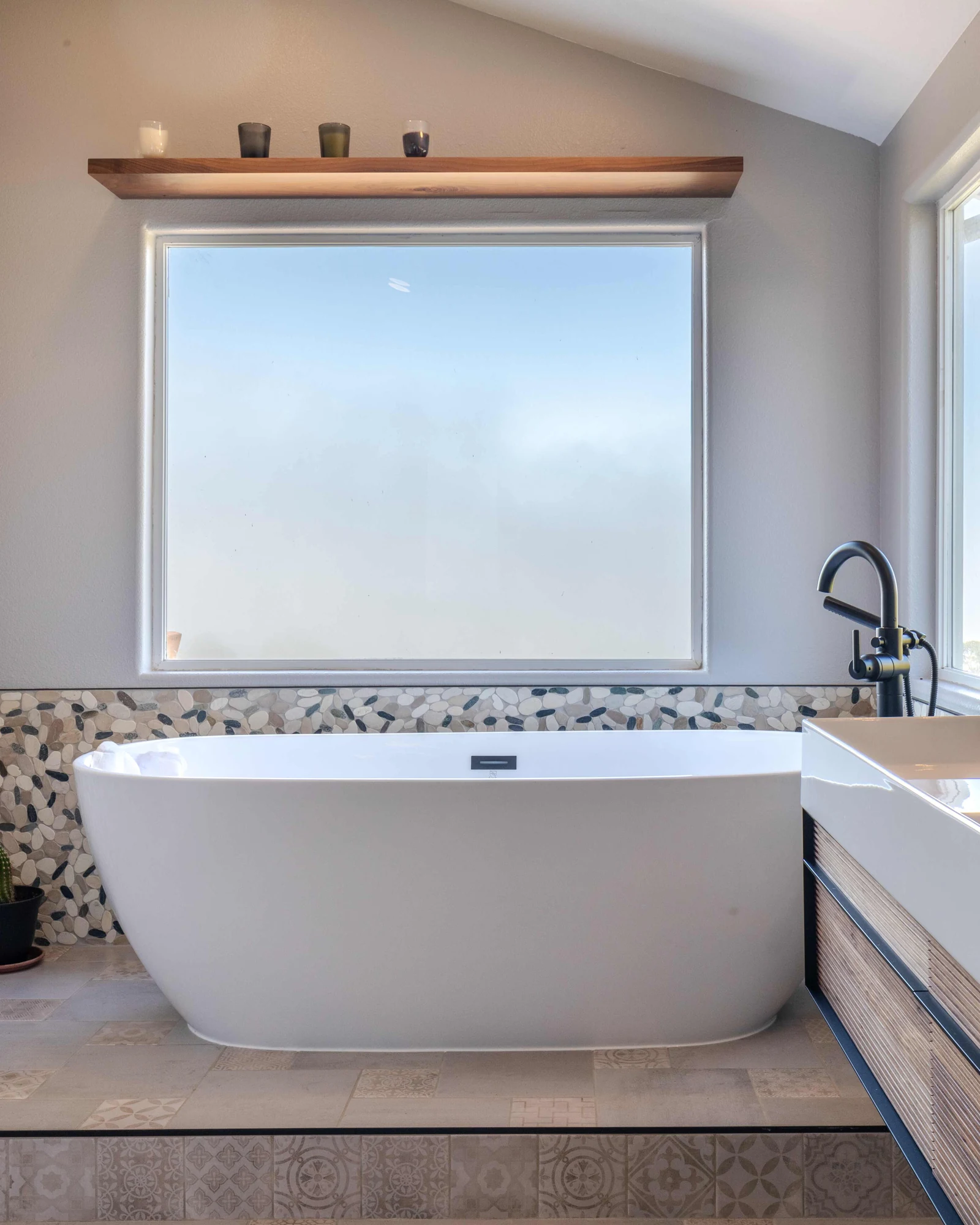 Minimalist master bathroom in Half Moon Bay, California